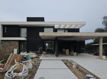 Casa · 255m² · 4 Ambientes · 2 Cocheras · Casa en Terravista