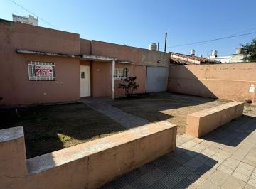 Frente de la casa · Venta de Casa con Galpón Alto Alberdi