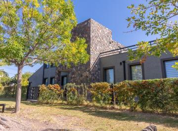 Casa · 450m² · 6 Ambientes · 2 Cocheras · Hauser Vende Hermosa Casa en Barrio Ranchos de La Merced!