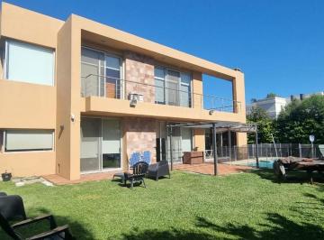 Casa · 280m² · 5 Ambientes · 7 Cocheras · Moderna Casa con Calidad