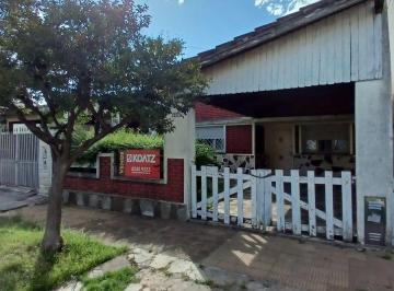 Casa de 4 ambientes, Lanús · Casa 4 Amb. con Jardin, Cochera Fondo Libre a m de Av Bustamante