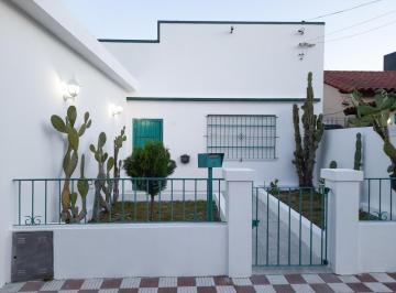 Casa · 90m² · 4 Ambientes · 1 Cochera · Casa en Venta de 4 Ambientes con Patio y Cochera Cubierta - Villa Dominico