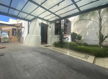 Casa · 130m² · 4 Ambientes · 2 Cocheras · Venta Casa Remodela con 130 m² Cubiertos, Piscina, Jardin, Cochera en Monte Castro