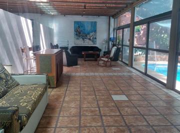 Casa · 180m² · 5 Ambientes · Casa en Alquiler - 4 Dorm. 4 Baños - Cochera - 200 m² - Constitución