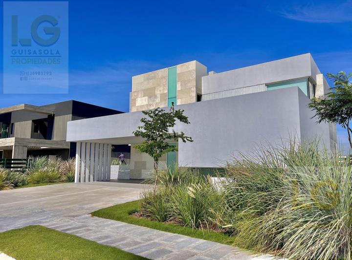 Casa · 400m² · 5 Ambientes · 3 Cocheras