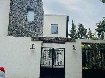 Casa · 135m² · 4 Dormitorios · 2 Cocheras · Casa Minimalista en Venta en Los Olivares