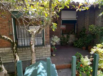 Casa de 4 ambientes, Berazategui · Casa Familiar de 3 Dorm. con Quincho, Doble Garage y Patio