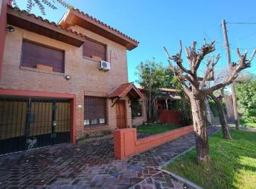 Casa · 156m² · 4 Ambientes · 3 Cocheras · Venta - Casa 4 Amb. en Martínez, Jardín, Piscina y Cochera Para 3 Autos
