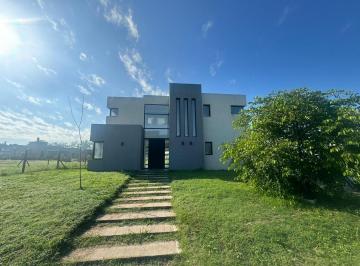Casa · 250m² · 4 Ambientes · 3 Cocheras · Casa en San Sebastian Area 2