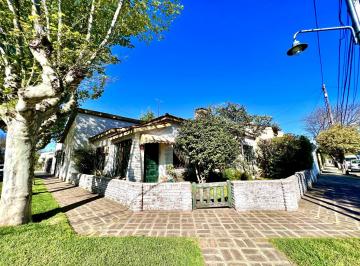 Casa · 136m² · 4 Ambientes · 2 Cocheras · Casa en Venta con Jardín y Terraza Ubicada en Martínez