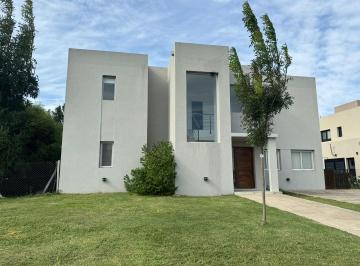 Casa · 200m² · 5 Ambientes · 4 Cocheras · Casa a La Venta en San Matias Area 5