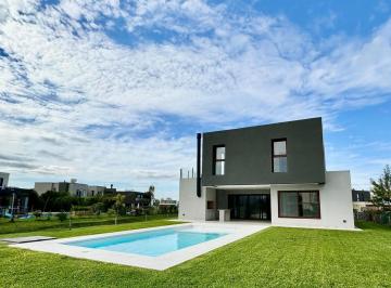 Casa · 288m² · 4 Ambientes · 2 Cocheras · Casa en Venta Barrio Terralagos Canning