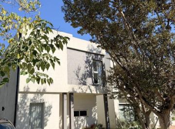 Casa · 167m² · 4 Ambientes · 2 Cocheras · Casa en Venta Barrio El Sauce, Muñiz