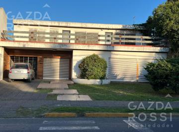 Casa · 360m² · 6 Ambientes · 3 Cocheras · Casa en Venta Adrogue