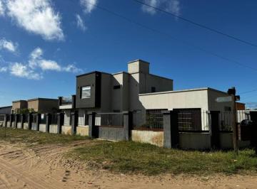 Casa · 230m² · 4 Ambientes · 2 Cocheras · Moderna Casa con Parque y Garage