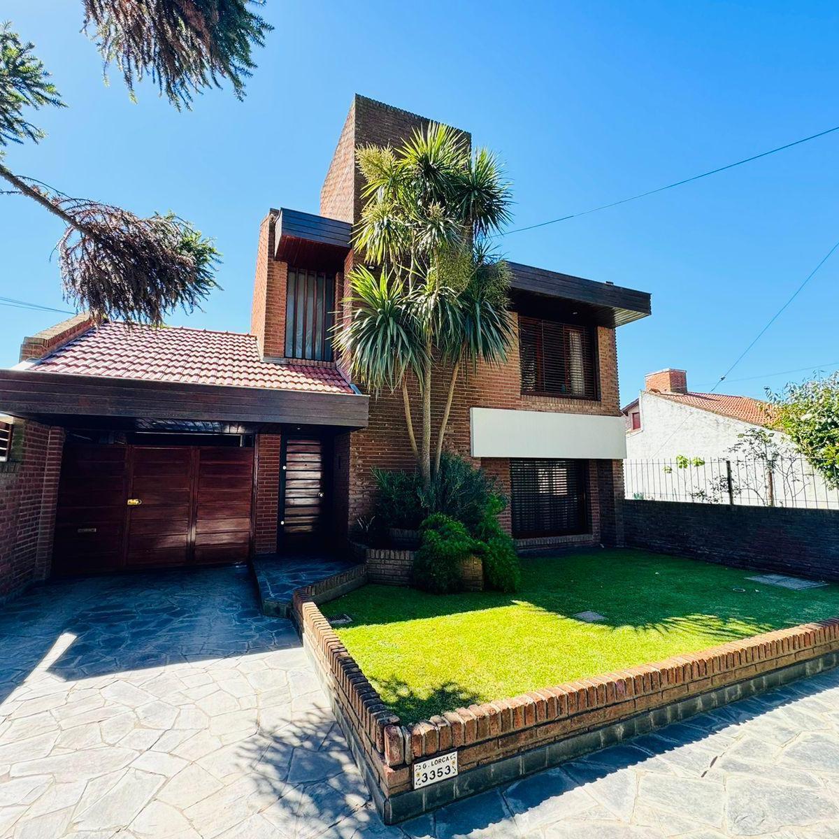 Chalet 4 amb, 220m² con jardín y garage — Excelente estado