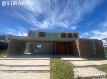 Casa · 323m² · 6 Ambientes · 4 Cocheras · Casa en Puertos del Lago de Gran Categoria