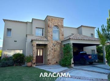 Casa · 190m² · 4 Ambientes · 1 Cochera · Casa en Venta Don Joaquin - Canning