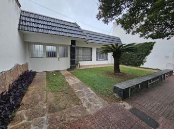 Casa · 184m² · 5 Ambientes · 5 Cocheras · Venta - Casa 4 Dorm. Apto Credito - Patio - Cochera Pasante