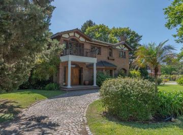 Casa · 390m² · 6 Ambientes · 7 Cocheras · Casa en Village Golf