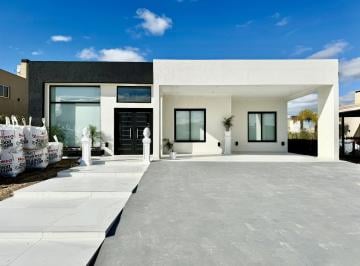 Casa · 142m² · 4 Ambientes · 2 Cocheras · Casa en Venta Barrio Lagos de Canning