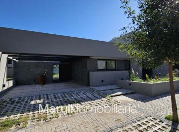 Casa · 140m² · 4 Ambientes · 3 Cocheras · Venta Casa 3 Dorm. con Pileta de Categoria Distrito Sur Barrio Cerrado
