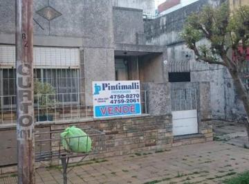 Casa · 326m² · 5 Ambientes · 2 Cocheras · Casa, Galpon de Aproximadamente 150 M.2 Dto 3 Amb. Sobre E
