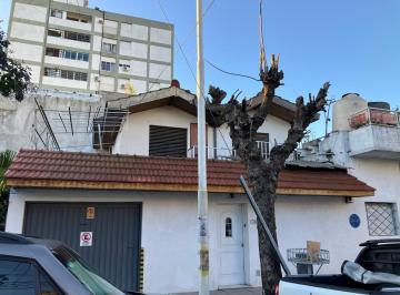 Casa · 200m² · 4 Ambientes · 2 Cocheras · Bartolome Mitre Esq. Marmol, Casa con Excelente Valor Comerc