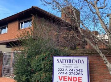 Casa · 360m² · 5 Ambientes · 5 Cocheras · Importante Residencia en Barrio Divino Rostro