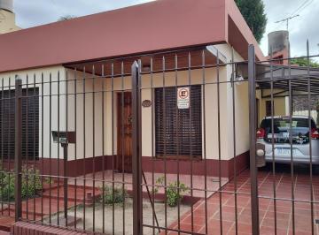 Casa · 71m² · 3 Ambientes · 2 Cocheras · Excelente Casa 3 Amb C/cochera y Patio C/jardin!