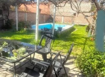 Casa · 225m² · 11 Ambientes · 1 Cochera · Casa de 3 Dorm/piscina/y Patio Verde Zona Residencial Javier de La Rosa Al 400