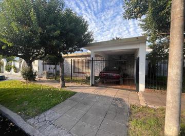 Casa · 133m² · 4 Ambientes · 1 Cochera · Casa, Cuatro Ambientes, en Venta - Castelar Sur