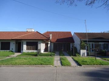 Casa · 200m² · 4 Dormitorios · 1 Cochera · Chalet de 5 Ambientes con Cochera Doble