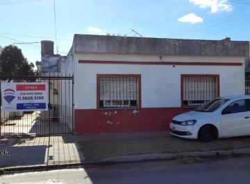 Casa · 84m² · 4 Ambientes · 1 Cochera · Venta de Casa y Cochera en Quilmes a Refaccionar