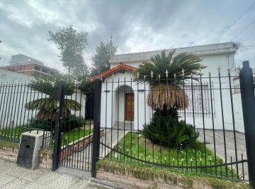 Casa de 3 ambientes, Ituzaingó · En Venta Chalet de Estilo 3 Amb C/coch y Jardín en Ituzaingó