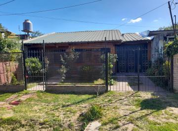 Casa · 100m² · 2 Dormitorios · 3 Cocheras · Amplio Chalet en Alquiler. Paso del Rey. Proximo Puente Gnecco