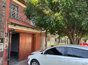 Casa · 176m² · 4 Ambientes · 1 Cochera · Venta Casa 4 Ambientes con Quincho y Patio en Lanús