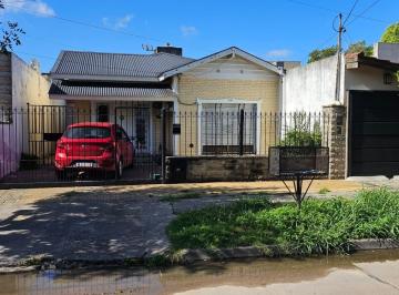 Casa de 4 ambientes, Lomas de Zamora · Casa de 4 Ambientes con Cochera y Fondo!