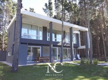 Casa · 250m² · 5 Ambientes · Casa en Venta en Villa Robles, a La Laguna