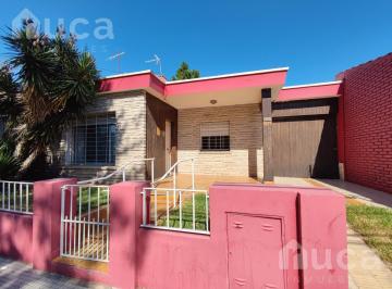 Casa · 98m² · 4 Ambientes · 1 Cochera · Casa de 4 Ambientes y Gran Jardín en Venta en Béccar Alto, San Isidro.