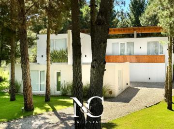 Casa · 210m² · 5 Ambientes · Casa en Alquiler en Costa Esmeralda 5 Ambientes