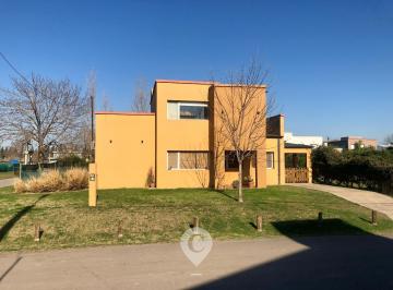 Terreno · 115m² · 4 Ambientes · 1 Cochera · Casa en Venta en Barrio Cerrado Altos del Casco, Zarate. Parque, Pileta, Galería Techada y Parrilla.