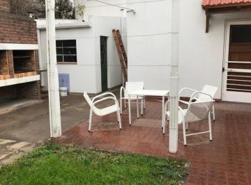 Casa · 70m² · 3 Ambientes · 1 Cochera · Solida Casa Interna 2 Dormit. C/patio y Garage. Muy Buen Estado.