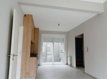 Casa · 70m² · 3 Ambientes · 1 Cochera · Excelente Propiedad Reciclada a Nueva
