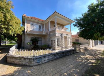 Casa · 191m² · 4 Ambientes · 2 Cocheras · Venta Casa Chalet Estilo 5 Ambientes Cochera Lomas de Zamora