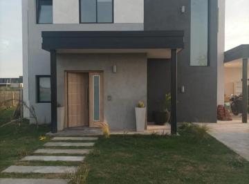 Casa · 140m² · 4 Ambientes · Casa en Alquiler Barrio Sebastian Gaboto