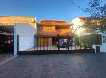 Casa · 277m² · 5 Ambientes · 2 Cocheras · Hermosa Casa en Olivos a Pocas Cdas. de Av Maipu