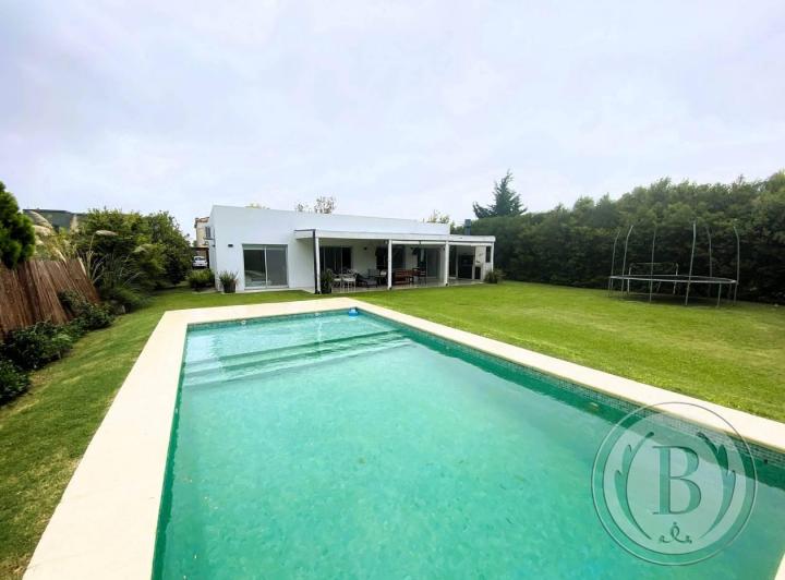 Casa · 180m² · 4 Ambientes · 2 Cocheras