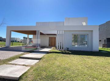 Casa · 224m² · 6 Ambientes · 2 Cocheras · Casa en Santa Ana