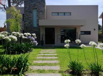 Casa · 240m² · 1 Ambiente · Casa en Alquiler Barrio Privado Punta del Este